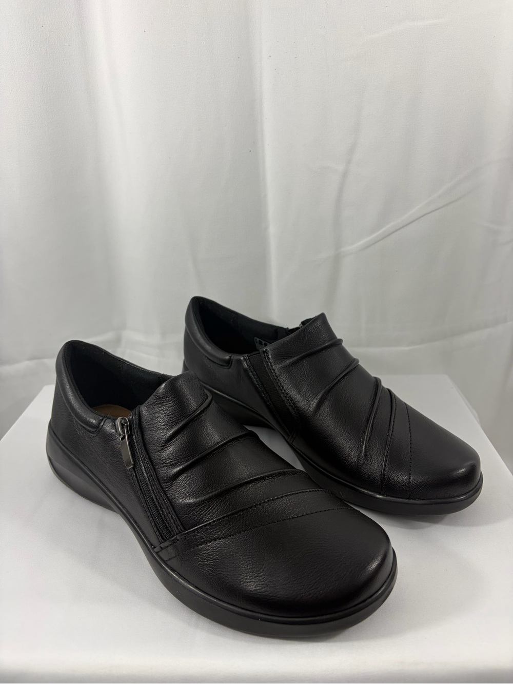 NWT Clarks Women’s Size 8 Black Zip Up Comfort Shoes